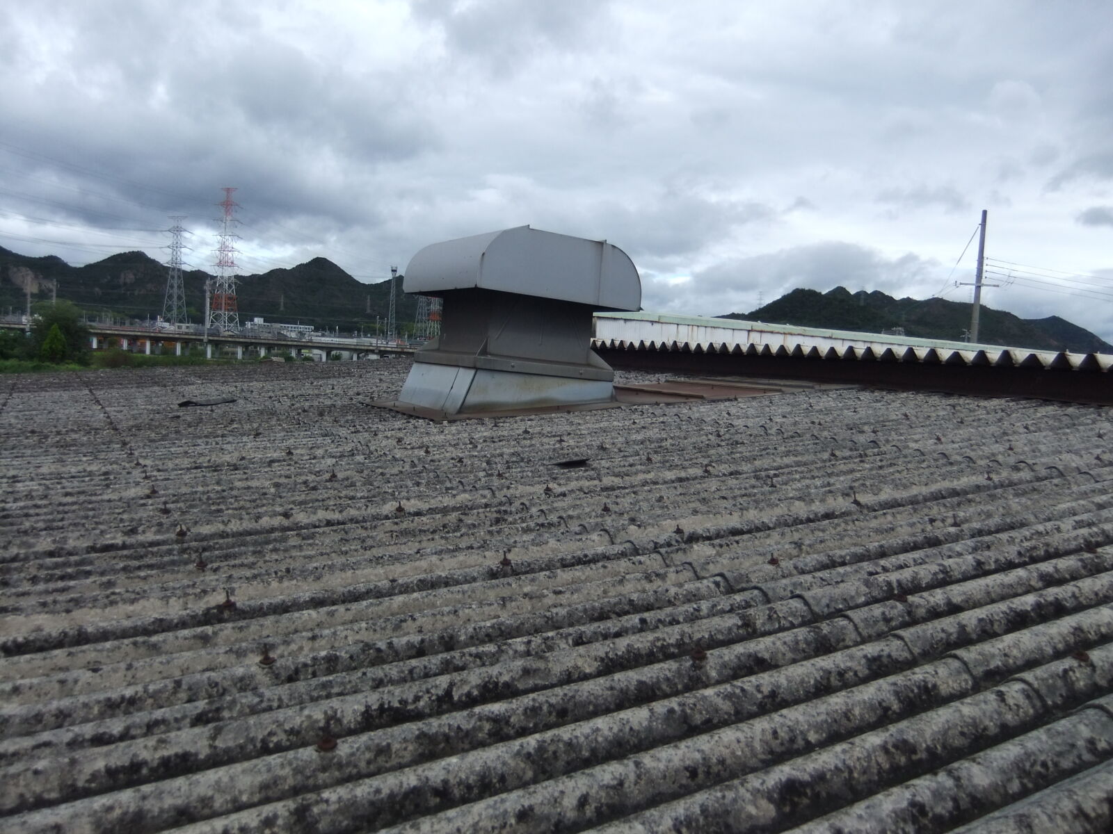 姫路市　工場屋根雨漏り修繕　スレート屋根からの雨漏りをｱｽﾃｯｸﾍﾟｲﾝﾄのプラチナECコート5000EXにて防水工事